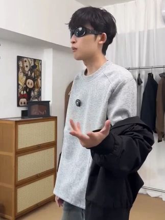 家人们,秋季的时尚单品来啦!这款美式cleanfit卫衣简直太帅了!正肩设计,凸显男士的干练利落;拼接解构元素,潮流感十足。重磅材质,质感满满,无帽款式更显简约大气,无论是内搭还是打底都超合适。穿上它,你就是街头最靓的仔!#美式卫衣  #正肩卫衣  #拼接解构  #秋季穿搭  #男士时尚