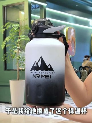 夏天还没有拥有这款大容量2000ml的保冰水杯真的要抓紧了, 316不锈钢的材质,双层真空长效保温保冷,随时随地都能喝上冰水!!!快给自己安排一个吧!!#大容量 #保冰杯 #夏季 #户外