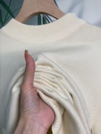 纯色经典,简洁大方. 青少年(16-20岁):对于青少年来说,高领毛衣是绝对的时尚单品。不仅可以突显自己的个性,并且可以很好地搭配日常学校服装,做到百搭又不失气质, 而且高领毛衣的保暖性能也很好,可以很好地应对寒冷的冬季。#面料舒适透气 #谁穿谁好看 #每日穿搭 #针织面料 #简约搭配