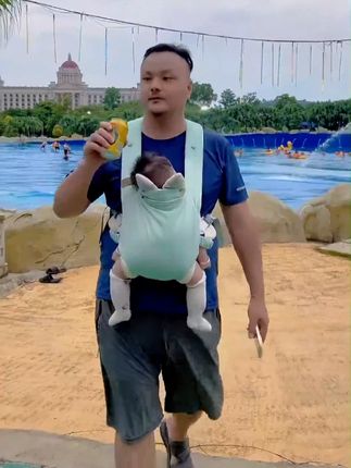 婴儿背带 #家人们 ,日常带娃抱娃,手酸得不行,还好有这款多功能背带,它可以横抱、竖抱、背抱,适应宝宝成长的每个阶段,从宝宝出生一直用到 3 岁,轻松抱娃,这背带真的太实用了, #爸爸带娃 #母婴好物 #新手爸妈