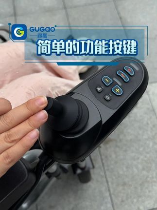 顾高600 电动轮椅,让老人出门毫不费力。 以前总担心老妈出门会累着,现在有了这款轮椅,可省心多了。它搭载不倒翁防翻系统,行驶过程中稳定性极强,怎么走都不会翻倒。而且,轮椅能直接开进地铁,扫码通过闸口也十分轻松,老妈就算逛一整天街都不觉得费劲。 #残疾人专用车电动车 #电动轮椅 #轮椅生活 #顾高电动轮椅 #以前总担心老