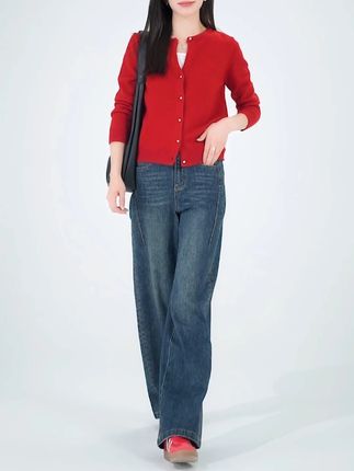 高腰直筒的版型,带着一点点阔腿的余量,把腿型修饰得又直又长,但完全不会夸张。就是那种“我随便穿穿就很时髦”的松弛感!#显高显瘦显腿长 #今天穿什么 #牛仔裤 #新品上新 #通勤搭配