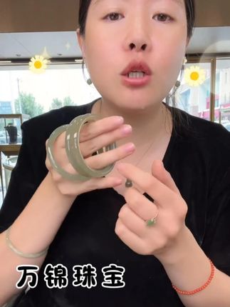 🌸这只秋月手镯料子太冰了!但是圈口不全了,有圈口的姐妹快来直播间看看!#万锦珠宝直播间 #东营万锦珠宝 #和田玉直播 #手镯