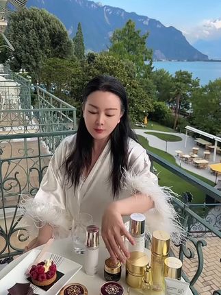 祛斑美白类认证!这款眼霜淡纹紧致也专业#万般微颜