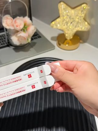 嘴巴一到秋冬就爱干裂起皮,唇纹还深的,一定要试试这款#凡士林唇部精华油 滋润保湿还能保护唇纹#凡士林 #唇部保养 #秋冬必备