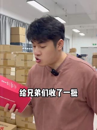 这可不是普通杯子!是2022卡塔尔官方授权纪念酒杯,杯身刻赛事专属标识,杯底镶嵌银币,质感拉满!夏天喝冰镇啤酒超畅快!都仪式感满满!#球迷必入 #啤酒杯 #精致 w