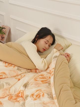 秋冬就应该躺在这种轻盈柔软,像云朵一样的被子里!#2025开学季 #开学装备上大分 #秋冬被 #床上用品推荐