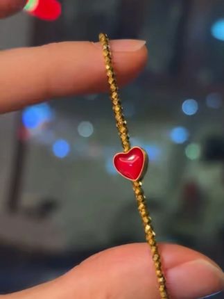 金色碎冰冰红色爱心手链,闪耀金色碎冰,点缀红色爱心,这款手链璀璨夺目。时尚百搭,尽显优雅气质,让你在人群中脱颖而出。#手链 #时尚首饰 #精美饰品 #首饰佩戴 #首饰分享
