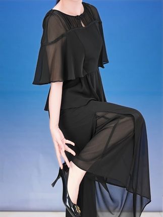 走在路上能吸引目光的女人,除了穿着精致的衣服,还有让人无法忽视的气质~#穿出高级感 #品质女装