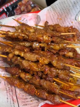 晚上下班回家#撸串 就吃这个#天海藏#牛肉串 #烤串 #烧烤 自己烤 又香又实惠 嘎嘎好吃