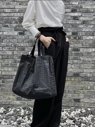 三宅款菱格大托特包包,容量很大,出差旅行背一个就够了 #包包种草 #包包控 #小众设计感 商务双肩包 #旅行双肩包 #出差双肩包