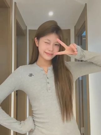 灰色V领加绒打底衫 #加绒打底衫 #冬季内搭 #修身T恤