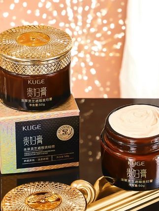 #好物推荐🔥 #好物分享🔥 #贵妇膏 #护肤好物 #素颜霜 @DOU+好生意 @DOU+小助手出门不想化妆又想皮肤白嫩显气色?快试试这个贵妇膏!它是这种奶黄的奶油质地,上脸轻薄服帖,水润自然,还不假白,特别容易推开,成膜也很快。日常小瑕疵都能遮住,涂完皮肤一整个干净透亮,轻松拥有好肤色,而且很清爽,一点也不粘腻,你也赶紧试试吧!