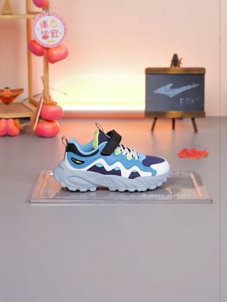 透气皮面防风防水,雨天不滑,久走不累,陪伴孩子探索秋天的精彩!#鸿星尔克 #童鞋
