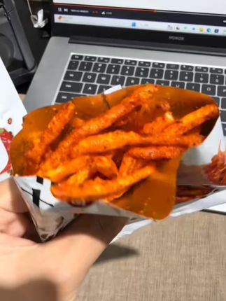 杨迪在机场给粉丝发的!贵州土豆丝!真好吃脆脆的甜辣辣的 从来没吃过这么好吃的土豆丝# 零食推荐 # 杨迪 # 好吃到停不下来 # 追剧小零食 # 无辣不欢的吃货