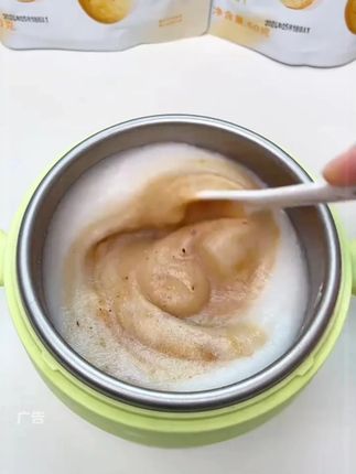去皮无核的红枣真是太方便啦~ 宝宝六个月后体内的铁元素就越来越少了,可以多吃点这个红枣泥~#宝宝爱吃 #辅食分享 #宝妈分享