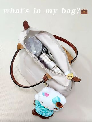 通勤翻包|“What‘s in my bag?” 哈喽姐妹们~今天翻下我的珑骧长柄中号,这包通勤真的能装,但没内胆时总有点小烦恼:,布料软塌塌的,装多了就像个布袋;内里浅色布面,口红蹭上去特难擦;找个钥匙得在包里翻半天…,直到入了这个杜邦纸内胆 ——,薄是真的薄,比我之前的尼龙内胆轻太多,塞包里几乎没存在感,但撑得包型超挺括,不会软趴趴垮下来,侧面有小隔层,口红、耳机能分开放,现在找东西不用瞎掏了,最惊喜的是防污!杜邦纸材质不怕蹭,咖啡渍、口红印擦一下就没,比直接用包省心多了,现在装电脑、水杯随便塞,包型还能保持得整整齐齐,通勤党用珑骧的姐妹,真的可以试试加个内胆~你们的长柄中号都装啥?,#珑骧 #通勤包包 #梵积企划杜邦纸内胆包 #包包改造 #翻包记