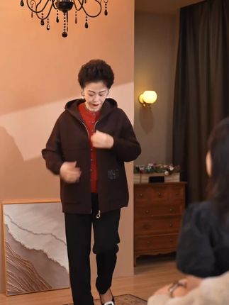 小时候都是妈妈给我买衣服,长大了我给妈妈买衣服,她开心的像个孩子#妈妈装#秋季穿搭