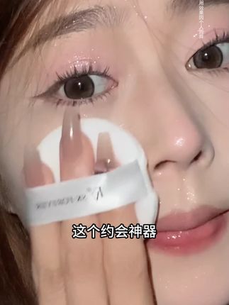 真的建议每个女人的包里都要有这个散粉,粉质轻如烟 薄如雾,定妆不卡粉不卡纹!
