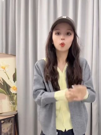 撞色连帽针织开衫女设计感假两件毛衣外套春秋新款宽松百搭上衣#谁穿谁好看#好看的衣服都在这里#穿出高级感#谁穿谁好看系列#显瘦遮肉