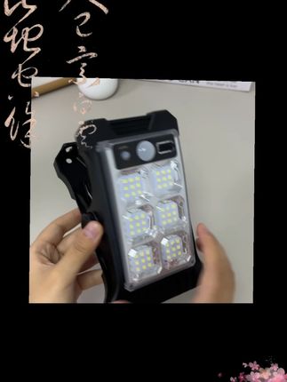 第一次见这种既不需要接线又能自动感应的#太阳能夹子灯 太实用了!再也不会晚上回来院子里黑漆麻糊的了,还能当个应急灯源#太阳能庭院灯 #生活小妙招 #户外灯