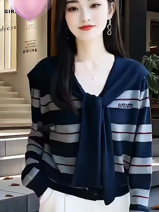 条纹针织衫,经典又百搭,轻松穿出时髦感。领结设计,为整体造型加分!#潮流生活成长之星 #谁穿谁好看