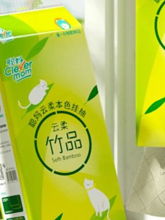 聪妈悬挂式抽纸!1300 张大容量超耐用 1300 张大容量设计,整箱批发更实惠,家用能囤很久,不用频繁换纸。悬挂式设计超方便,挂在厨房、卫生间或客厅,随取随用不占台面空间,还能避免纸张受潮污染。纸张亲肤柔软,擦拭面部、手部温和不刺激,湿水后不易破,韧性在线。可当卫生纸、面巾纸、餐巾纸,用途多样,满足全家日常清洁需求。聪妈品牌品质靠谱,从厨房擦手到餐桌用巾,一张搞定,让生活更便捷! #悬挂式抽纸 #卫生纸 #面巾纸 #餐巾纸 #纸巾