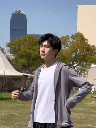 户外运动冰丝防晒衣男夏季防紫外线轻薄透气薄款男士防晒服外套户外运动冰丝防晒衣男夏季防紫外线轻薄透气薄款男士防晒服外套