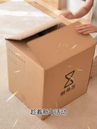 我搬家有四年的时间了,这个衣架我就用了有四年,家里以前买了有200个,觉都不够,今天我又买了几十个。挂衣服肩头不会鼓包,不会褶皱,不会变形,不占衣柜,无甲醛,无重金属,无荧光剂,无回收料,耐晒,防滑。姐妹们,我挂在视频的左下方,有需要的姐妹自己去拍,合下来才一块多钱一个。超划算#一水间服装店  #衣架 #好物推荐🔥