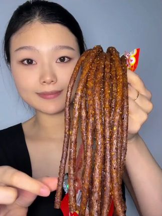 功夫棒辣条 吃辣条不?#美食 #辣条 #好吃到停不下来 #零食推荐 #谁懂这一口的好吃程度