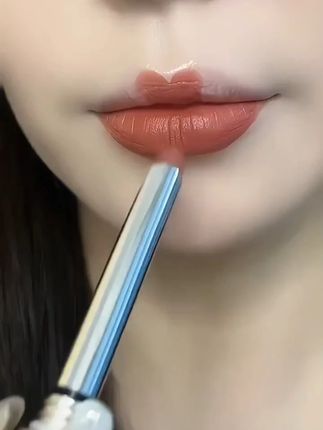 我想把这只口红 送给所有30加以上的女人! 如何让你的妆容更有高级感? 口红的选择特别重要! 以前 总是钟情那种饱和度超高的口红, 好不容易画好美美的妆, 结果一涂上那口红, 我的天呐, 精致感瞬间消失, 扑面而来的一股精致涂的味道, 真的就是涂了还不如不涂千万别嫌它便宜,一点也不输大牌,每个颜色都好好看 #平价彩妆  #口红  #不沾杯不掉色 #好物推荐🔥 #种草