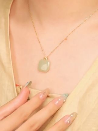 甜滋滋氛围感拉满的小方糖 提升气质的绝美饰品 #小方糖项链 #礼物推荐 #中国黄金伍伯 #玉石魅力 #仙女必备