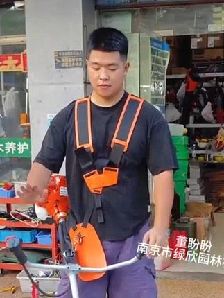 侧挂式打草机双肩背带。专业款。加大加厚。多点受力,长时间使用人不疲劳。 #打草机#打草机双肩背带 #打草机打草机双肩背带