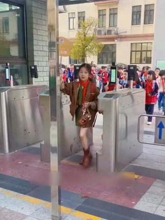快开学了,一定要提前给孩子备一盒可擦的#彩铅 ,做作业涂色、画手抄报、美术课都用得到,涂错了可以擦掉,颜色鲜艳饱和度高,圆筒方便收纳#文具安利 #开学必备 #宝妈推荐 #文具好物推荐