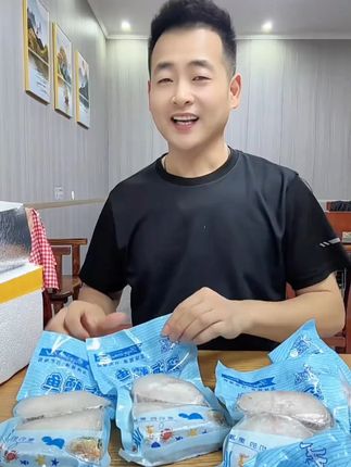 这个鳕鱼片你可千万 不要错过,它的营养特别丰富,因为它生活在高纬度的深海冷水区域,所以肉质特别细腻肥美,它中间只有一根主骨。没有小刺,剩下全是肉,而且都是选用于的中段部位,给大家发货拿回家不管是清蒸还是香煎都很好吃,口感鲜嫩不柴,入口即化#妈呀太香了 #快来一起尝个鲜 #口感特别好价格实惠