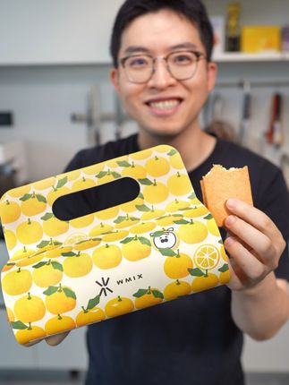 柚子+榛巧的双重风味白脱竟然是这种感觉! 我们的「灵感系列」白脱曲奇~,日本柚子&榛巧甘纳许的搭配!,主打“一块饼干,两种风味,层次分明”✨,明亮的柚子果酸,混合上榛果牛巧的微甜醇厚,还有艾许黄油的发酵奶香作为风味基调,同时让这两种口味丝滑的过渡,冻啃起来很像冰淇淋~,一口就能吃到非常丰富的风味体验! ,#零食推荐 #吃货必备 #超好吃 #饼干 #夹心饼干