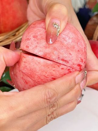一口爆汁的水蜜桃真的太好吃了,现摘现发,桃味浓郁汁水多#水蜜桃 #新鲜应季水果 #一到夏天就想桃 #大暑消夏开吃拉