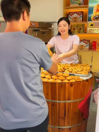 刚刚出炉的黄山烧饼供不应求 每一个都是酥香咸脆,色泽金黄#追剧小零食 #网红特色小吃 #旅行必备零食