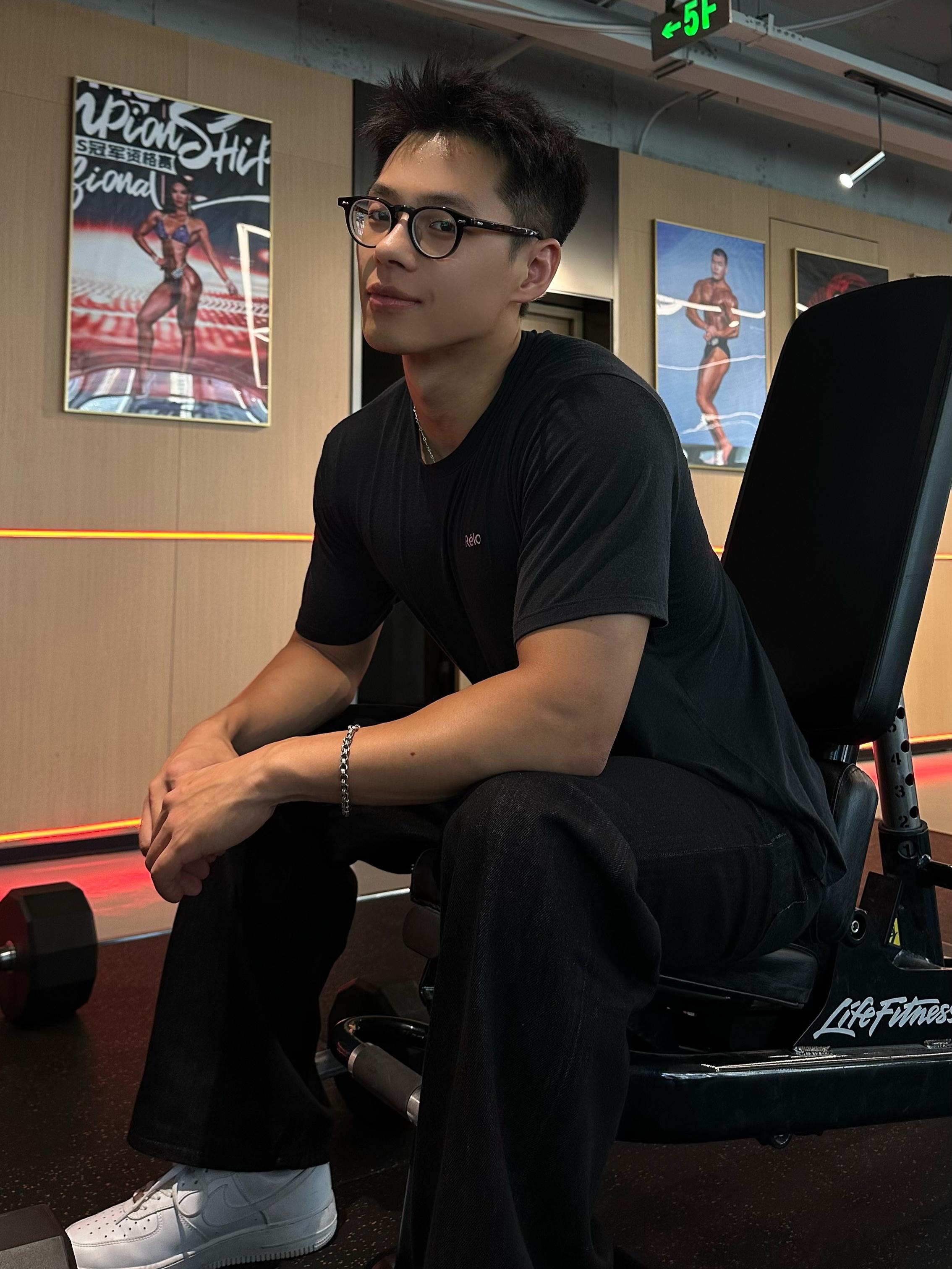 今天健身穿什么。举铁时的穿搭要藏住发力不束缚的舒服 做旧羊毛短袖裹着运动的劲 磨毛质感贴肤不闷汗 丢开工作的疲惫 在铁馆里释放活力 羊毛的吸汗力接住每滴热汗 把力量感穿在身上 才不算辜负这专注时光 @LuoMINGna #健身日常#日常撸铁 #185 #relo #美利奴羊毛
