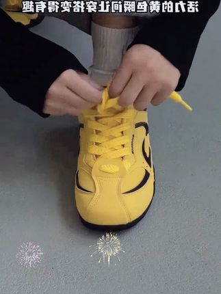 宝子们,2025新款秋季环球黄色赛车男鞋来啦!这双鞋简直是时尚弄潮儿的必备单品!它不仅颜色鲜艳夺目,超级吸睛,而且款式百搭,无论是搭配牛仔裤还是休闲裤,都能轻松打造出潮流感十足的造型。最重要的是,它还是内增高德训鞋,让你在不经意间提升身高,自信满满。穿上它,你就是街头最靓的仔!#男鞋推荐 #2025新款 #秋季穿搭 #内增高鞋 #潮流百搭