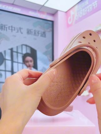 防水耐脏斯凯奇洞洞鞋,无惧风雨,出行超自在 111514#爆款热卖中#显高显瘦显腿长#软底软面穿上很舒服#透气舒适不臭脚#好穿不累脚