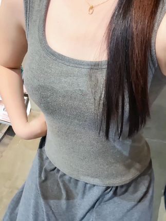 秋冬女生穿搭必备的一件百搭显瘦,做内搭真的超实用,防走光,#吊带背心带胸垫 #吊帯背心內撘 #辣妺穿撘 #显瘦穿撘