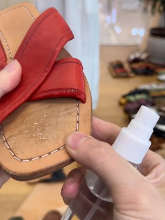 复古风马皮凉拖|交叉带慵懒时髦 精选马皮质感柔韧,交叉带设计随性不勒脚。3cm微跟拉长腿部线条,平底款久走不累。从海边度假到周末市集,一双鞋解锁夏日松弛感穿搭。     #交叉凉拖 #马皮 #凉拖 #真皮