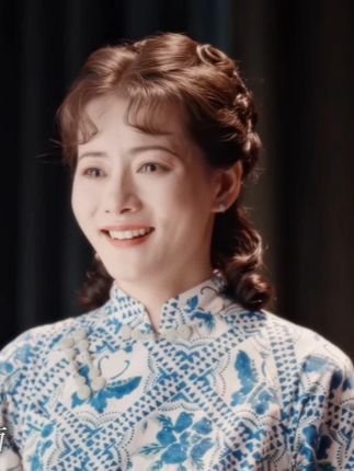 白冰心召开记者会,直面过去不再害怕! #柴碧云 #康二妞 #灼灼韶华 #柴碧云康二妞荆棘丛中盛开的玫瑰 #柴碧云只要跌倒就有爬起来的勇气