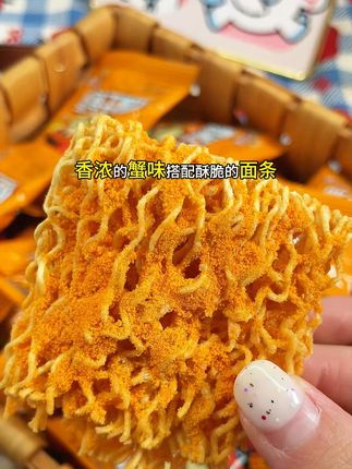 救命!蟹黄脆面鲜到上头,一口炫完整包! 救命!蟹黄脆面鲜到上头,一口炫完整包!#蟹黄干脆面 #干脆面 #速食方便面 #香酥美味