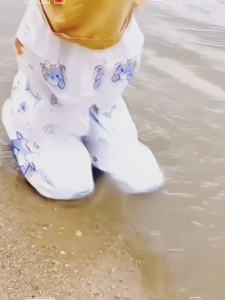#在抖音入手的好东西 1. 儿童防水鞋套,高弹防水材质,萌趣图案,轻松应对雨天,护鞋又方便。 #儿童防水鞋套 #儿童防水鞋套防滑 #轻便舒适防水鞋套