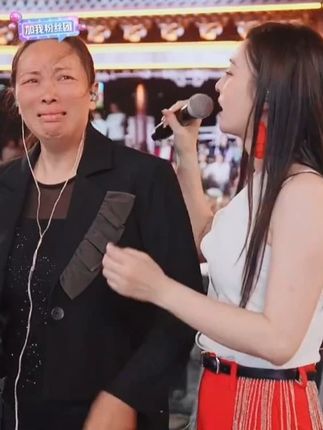 河南卖菜单亲妈妈一开口,唐艺直呼想签约!#木森    #真人真唱  #真情流露  #户外直播现场 #唐艺大舞台