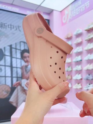 玩水必备斯凯奇,洞洞鞋排水快,脚丫时刻保持干爽 111514#爆款热卖中#显高显瘦显腿长#软底软面穿上很舒服#透气舒适不臭脚#好穿不累脚