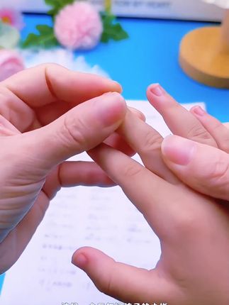 我家孩子经常写字,手都长茧了,妈妈给买了这款 #护指绷带 缠笔上缠手指上都可以,这样写字手就不疼了! #手指绷带