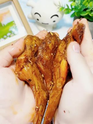 香辣兔腿也太太太好吃了!!肉质紧实有嚼劲 一点都不柴!每一口都香香辣辣的很入味~五分钟炫完整整两只!#麻辣兔腿 #四川美食 #解馋 #麻辣鲜香 #好吃到停不下来